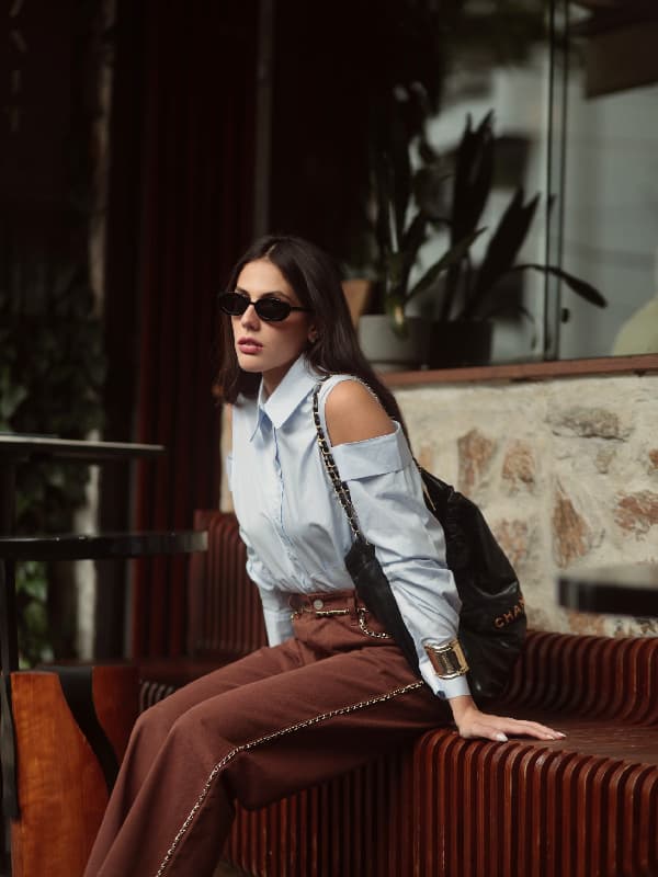 CAMISA BRANCA OMBRO A MOSTRA