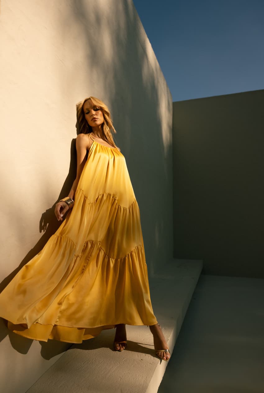 VESTIDO LONGO ACETINADO COM CAMADAS