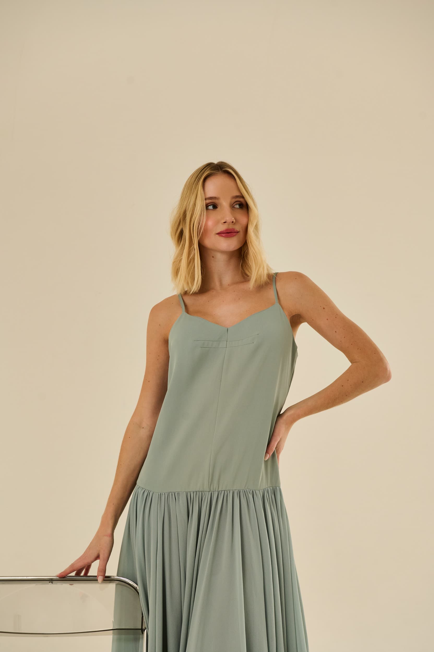 Vestido Midi com Recorte no Quadril e Barra Assimétrica