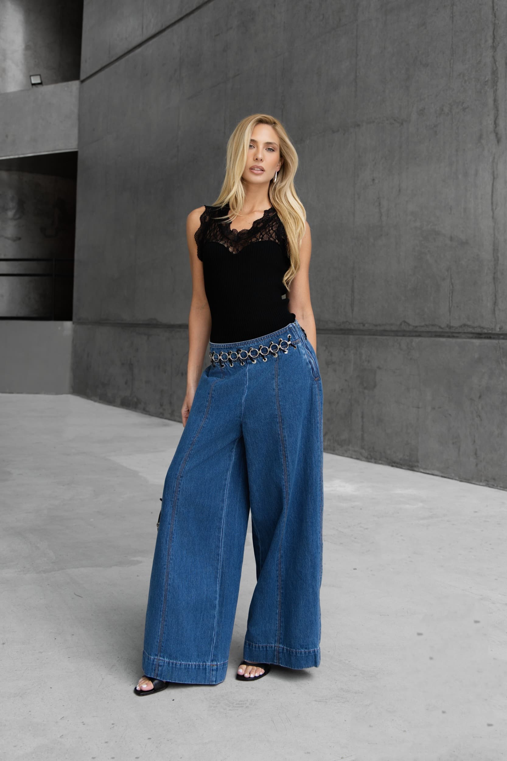 CALÇA PANTALONA COM ARGOLAS