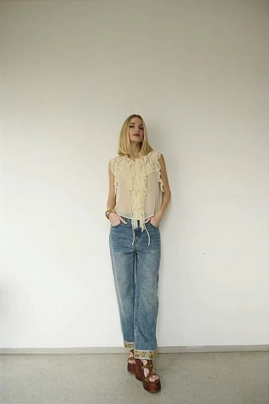 Calça Jeans com Bordado Floral