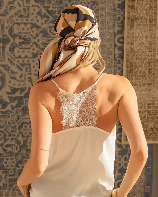 REGATA EM CETIM, DETALHE RENDA OLIVIA